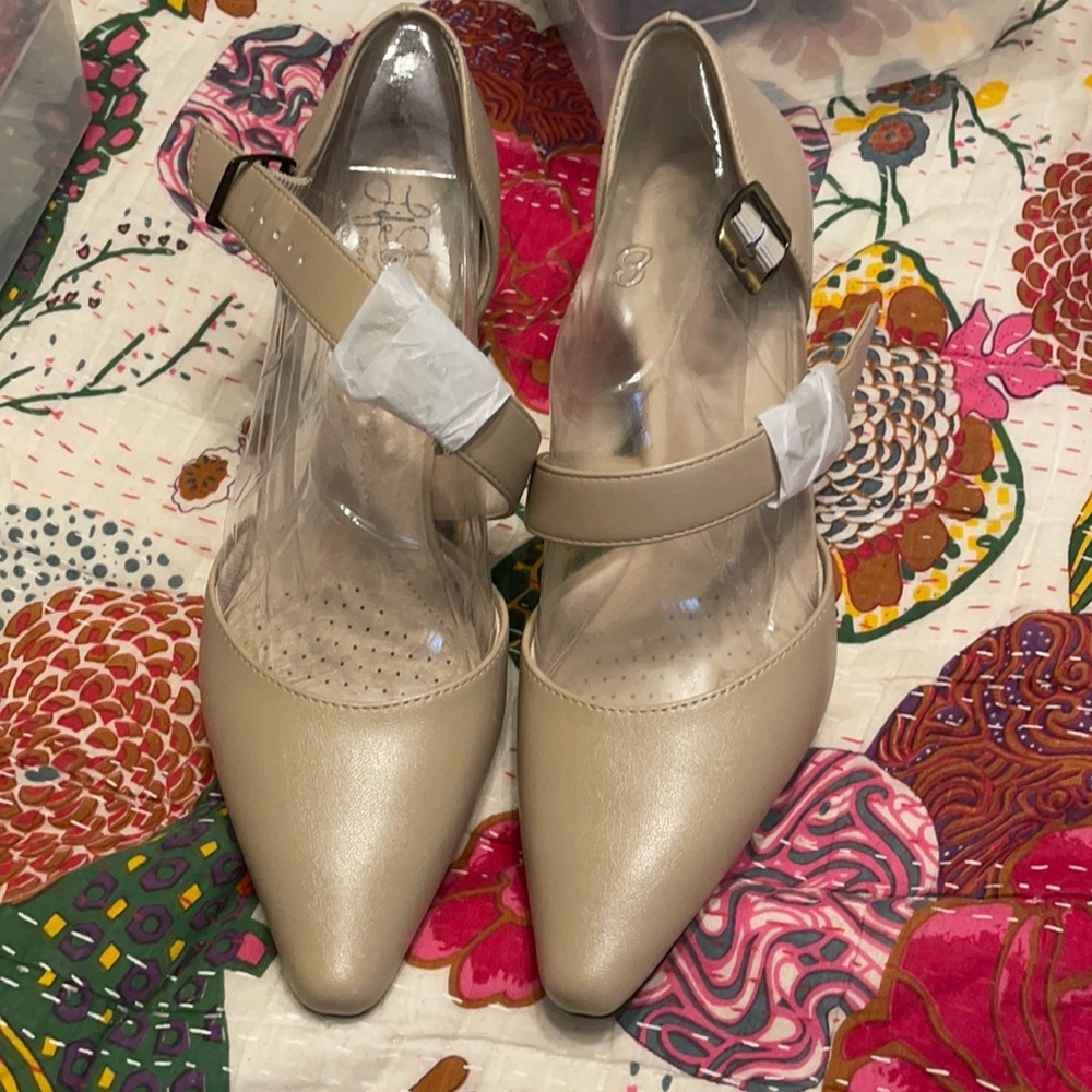 Neutral life stride heel with ankle strap - size 8